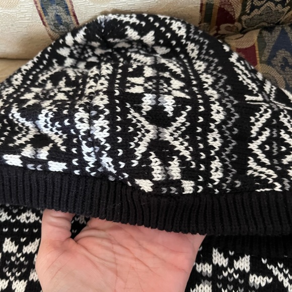 Old Navy Black and White sweater with hood.  With snowflake design for boys - Picture 4 of 10